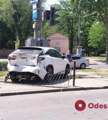 В Одессе произошло тройное ДТП: Dodge столкнулся с Lexus и Renault