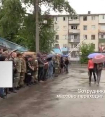 Полицейские-изменники переходят к сотрудничеству с оккупантами в Мариуполе: возмутительное видео
