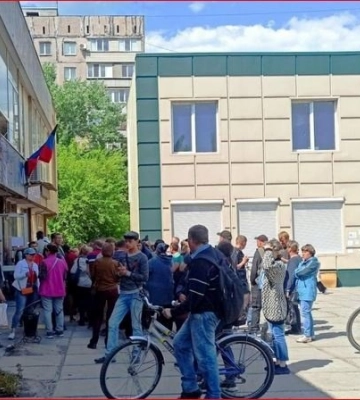 В Мариуполе украинские полицейские всей толпой перешли на сторону оккупантов