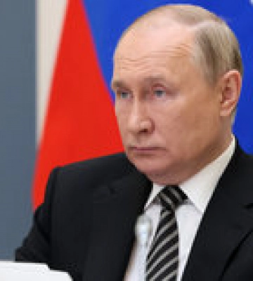 Путин отказался отводить войска из Херсона и лично руководит войной против Украины — NYT