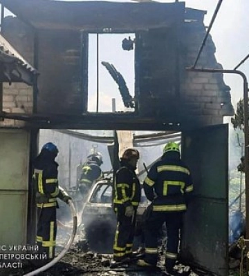 У Кривому Розі загорівся гараж разом з автомобілем