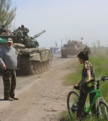 Оккупанты продолжают прятать военную технику среди жилых кварталов Мариуполя (видео)