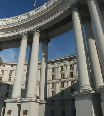 У МЗС прокоментували вкиди про «евакуацію» посольств із Києва