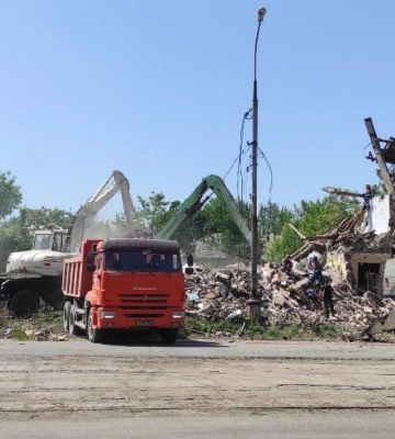 В него стрелял танк РФ: из-под завалов жилого дома в Мариуполе достали погибших (видео)