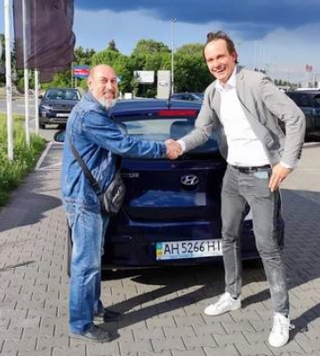 Обстрелянную в Мариуполе Hyundai бесплатно отремонтировали в Варшаве