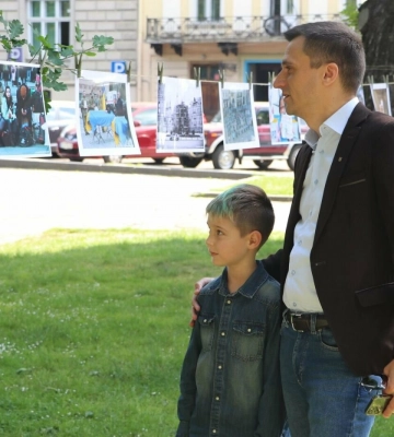 У парку Львова відкрили фотовиставку про повномасштабну війну в Україні