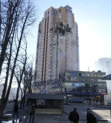 В Киеве жители разрушенной ракетой многоэтажки собирают средства на восстановление жилья