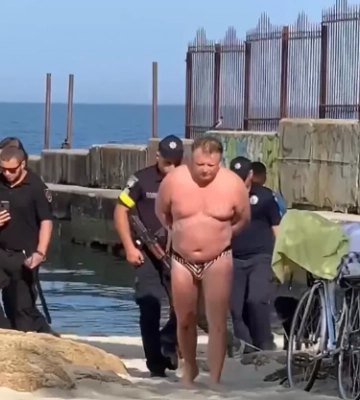 В Одессе полиция устроила облаву на мужчину, который купался в море