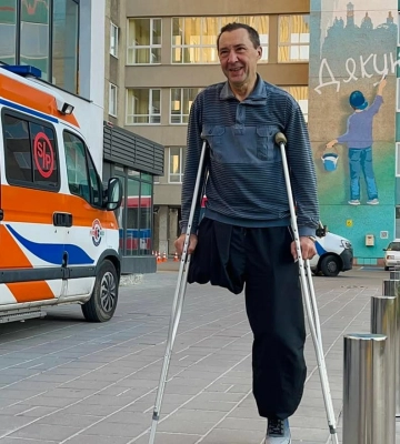 Втратив ногу, але не жагу до життя: історія лікаря, який евакуювався з Маріуполя