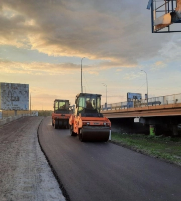В Киевской области заасфальтировали объездную дорогу вблизи разрушенного моста через реку Ирпень