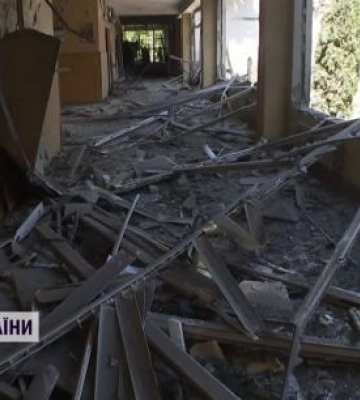 Для уничтожения школы в Харькове враг задействовал авиационную бомбу: там прятались люди