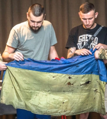 Флаг Украины, развевающийся над &quot;Азовсталью&quot;, передали в музей