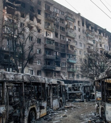 Оккупанты в Мариуполе цинично сносят дома уже даже без разбора завалов