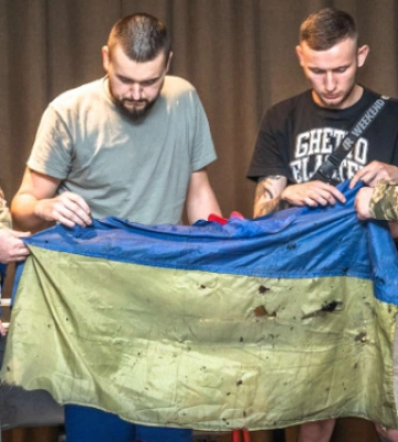 Флаг Украины, развевающийся над Азовсталью, передали в музей в Киеве