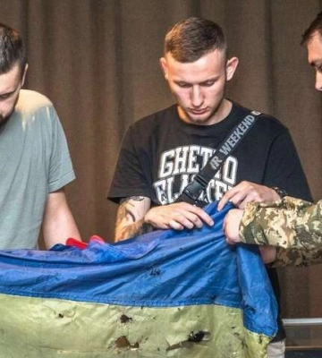 Флаг Украины с «Азовстали» передали в музей
