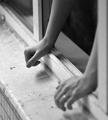 Оставила предсмертную записку: в Одессе 11-летняя девочка выпрыгнула из окна