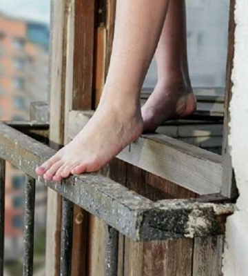 Оставила предсмертную записку. В Одессе девочка выпрыгнула из окна четвертого этажа