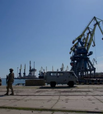 В Мариуполь прибыло российское судно, чтобы похитить металл