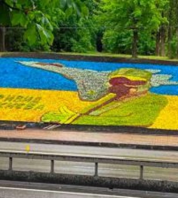 Українському пілоту-асу присвятили квіткову композицію