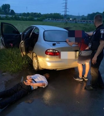 Во Львове пьяный водитель сбил отца с 2-летним сыном на переходе и скрылся