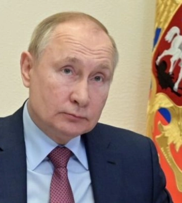 Осунувшийся и весь в морщинах.  Путин из бункера угрожает Украине новыми ударами 