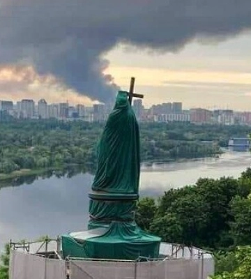 Утренний обстрел Киева: 4 российские ракеты ударили по ДВРЗ в Дарницком районе