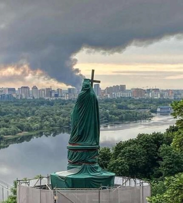 Утренний обстрел Киева: 4 российские ракеты ударили по ДВРЗ в Дарницком районе