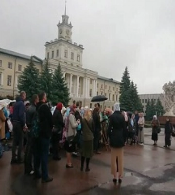 В Хмельницком верующие захваченного храма УПЦ молятся возле Областной военной администрации