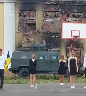 Выпускники в Харькове станцевали вальс на руинах своей школы: эмоциональные фото
