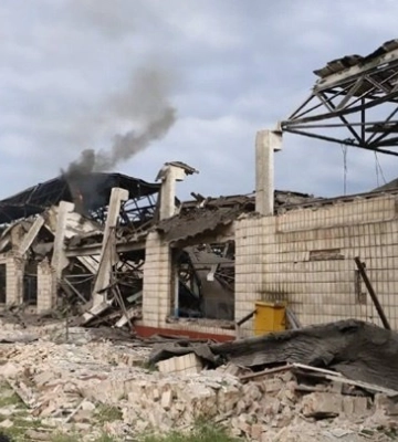 Опубликованы фото последствий ракетного удара по вагоноремонтному заводу в Киеве