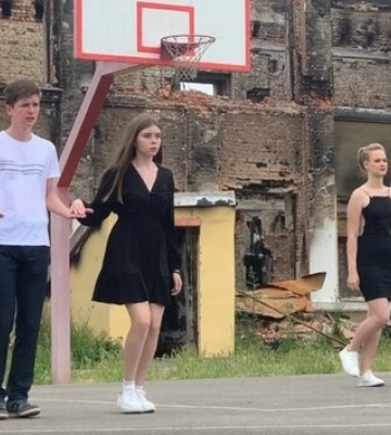 В Харькове выпускники станцевали вальс на площадке уничтоженной школы
