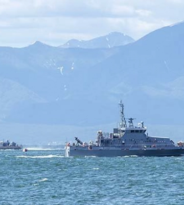 После взрыва на Крымском мосту с обеих сторон образовалась пробка из кораблей