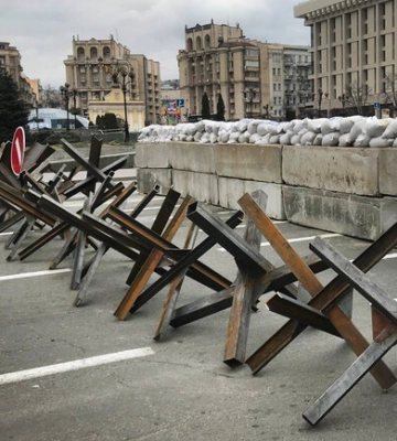 В Оболонском районе с блокпостов начали воровать противотанковые ежи