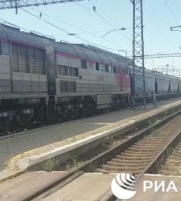 РосСМИ показали, как оккупанты вывозят украинское зерно из Мелитополя в Крым (видео)