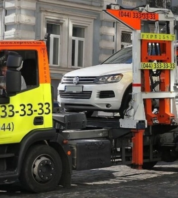 У Києві евакуюють неправильно припарковані авто