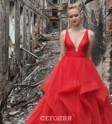Фото дня: выпускница из Харькова в нарядном платье на фоне разбомбленной школы