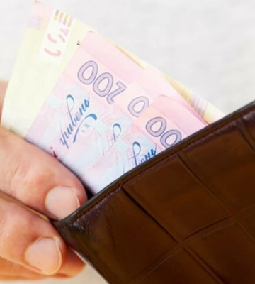 Переселенці, які прибувають до Дніпра поїздом, можуть отримати грошову допомогу на вокзалі