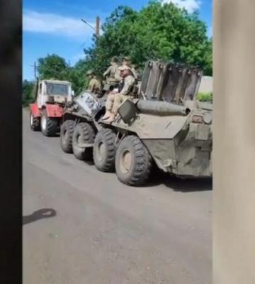 Бойцы теробороны Днепра отжали у орков БТР и притащили его трактором (видео)