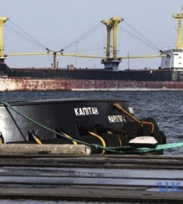 В порту Мариуполя захватчики грузят на судно украинский металлопрокат