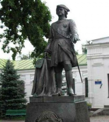 В Полтаве памятник Петру I спрятали под черной пленкой