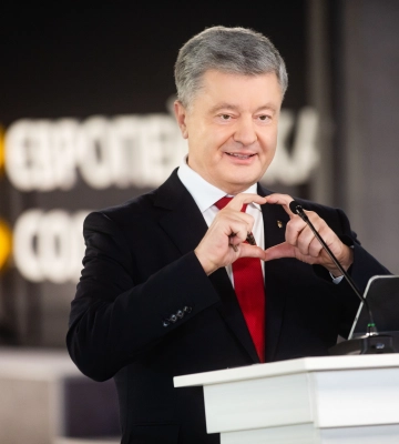 Порошенко вернулся в Украину после скандала с затянувшейся командировкой