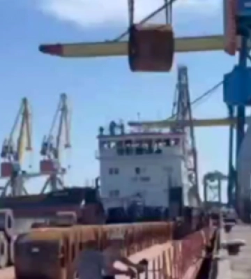 Россияне воруют металлопрокат в Мариуполе и вывозят его в Ростов (видео)