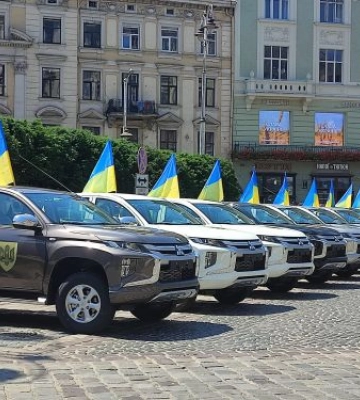 У Львові показали партію пікапів Mitsubishi L200, яка поїде на фронт