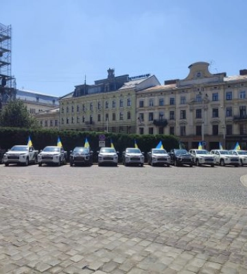 У Львові показали партію пікапів Mitsubishi L200, яка поїде на фронт