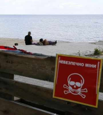 В Мариуполе на пляже, который показательно &quot;разминировали&quot; оккупанты, подорвались два человека
