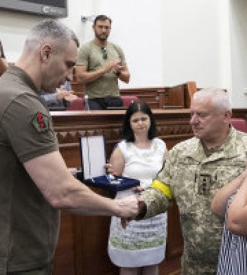 Кличко вручив відзнаки “Почесний громадянин Києва”