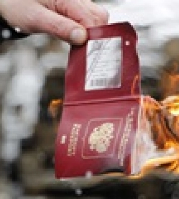 В Украине все больше людей сжигают паспорта РФ