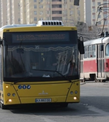 У Києві замість низки тролейбусних і трамвайних маршрутів пустять автобуси