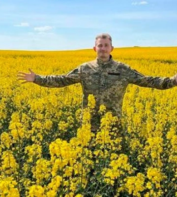 Жовтий колір – рідне поле, синій – шлях до свободи: Сєрга представив пісню про перемогу