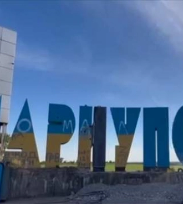 Долго не &quot;парились&quot;: стелу при въезде в Мариуполь оккупанты  изменили с помощью куска металла